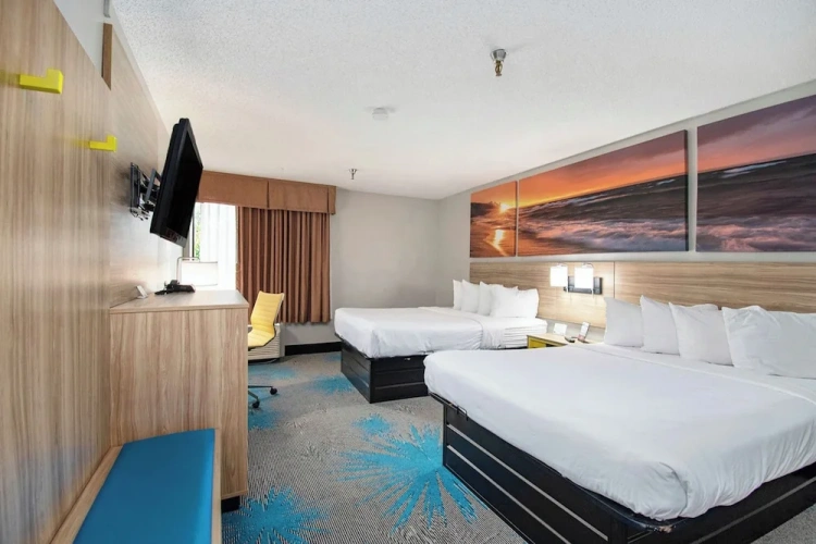 Standard Quadruple room with pool view