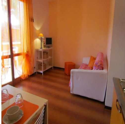 Colorful Apartment With Balcony-beahost