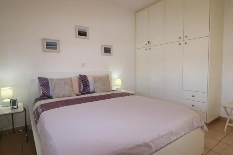 Sunset apartment with pool & 10 mins to Venus beach