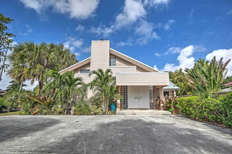 Walk to Beach! Poolside Oasis in Pompano