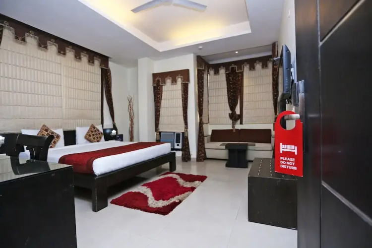 OYO 9612 Hotel Royal Ramiro