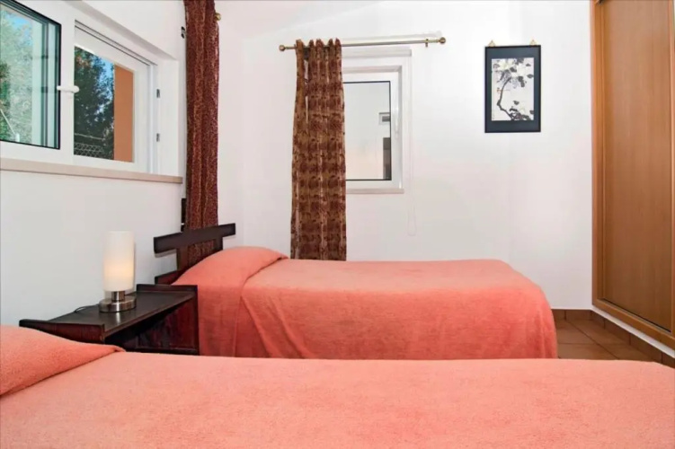 609 Villa Mariposa