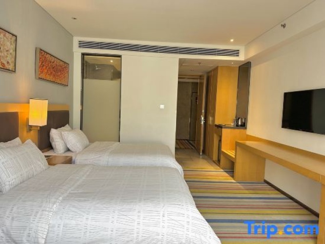Standard Twin room with street view