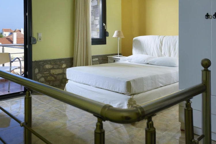 Aeolis Apartments & Studios
