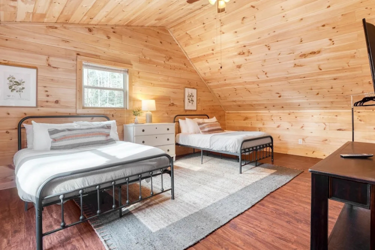 Ashberry by Avantstay Large Cabin Surrounded in Pine Tree w/ River Views & Game Room