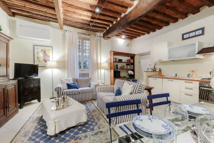 The 1400 s Apartment