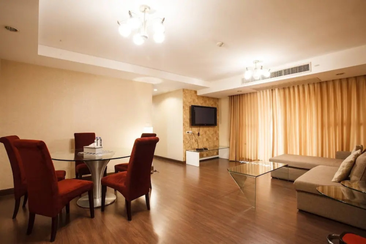 4A - 2 Bedroom Downtown Apartment With Shared Pool