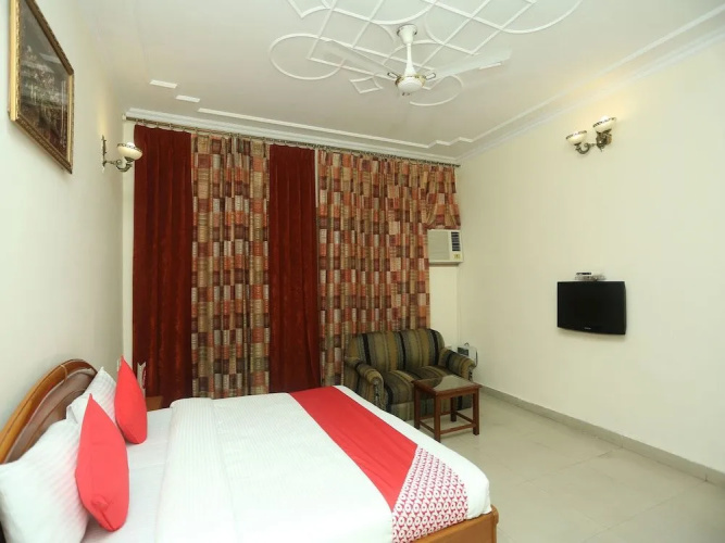 OYO 18273 Hotel Basera