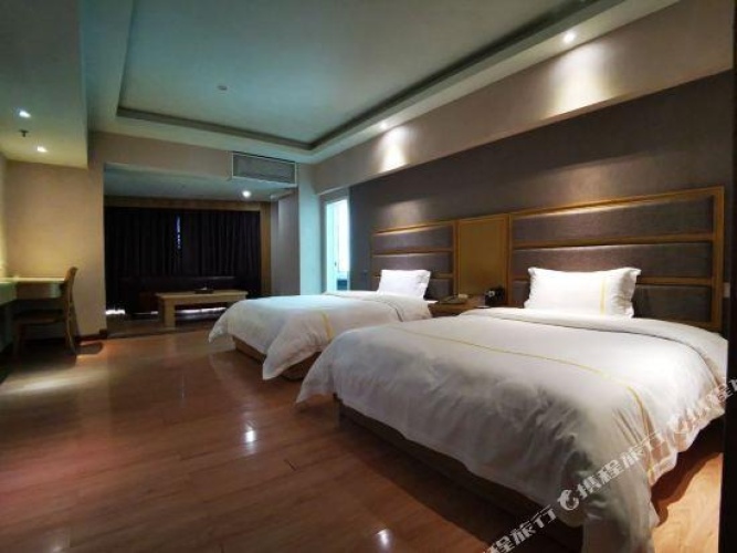 Business Quadruple Suite