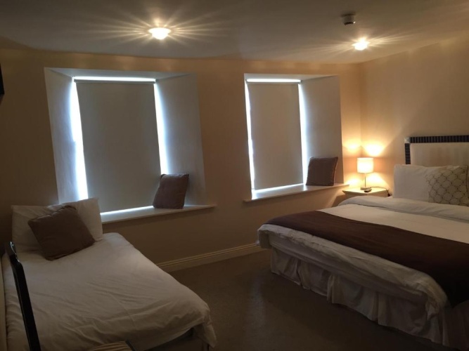 Standard Triple room