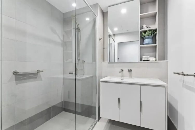 Elegant 1-bed by Shops With Rooftop Swimming Pool