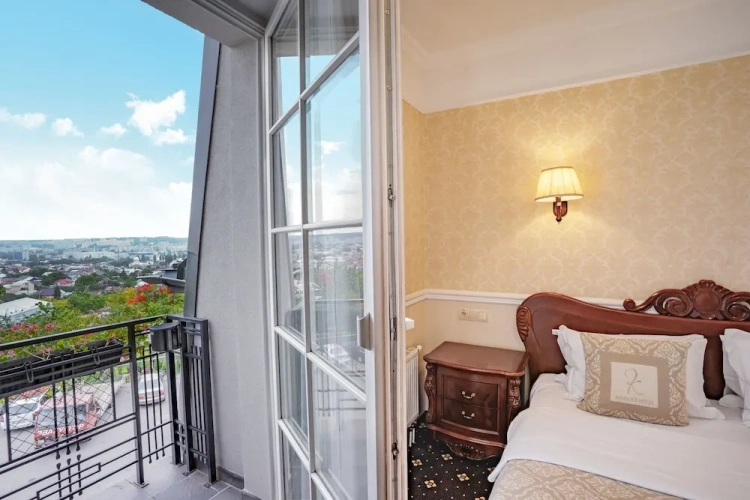 Standard Double room with city view