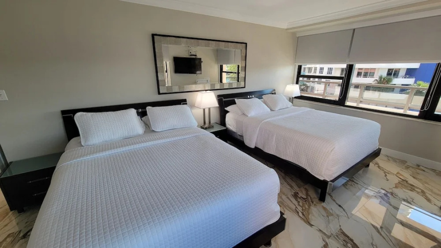 Alexander 521 3 Bedroom Apts by RedAwning