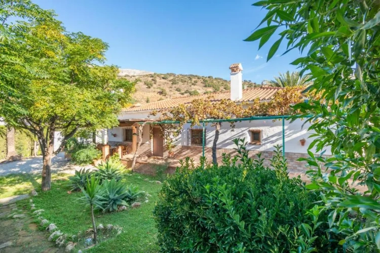 4 Bedrooms Cottage