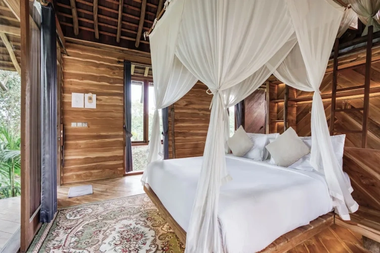 5 Bedrooms Apartment