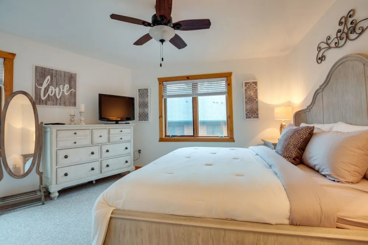 Lake Minocqua Condo w/ Shared Fire Pit!