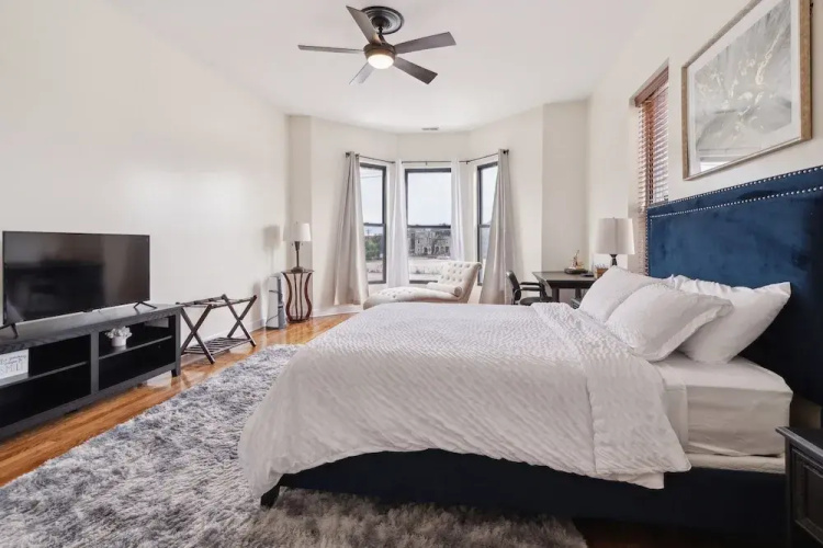 Apartment Near Downtown & Uchicago 4 Bedroom Condo by RedAwning