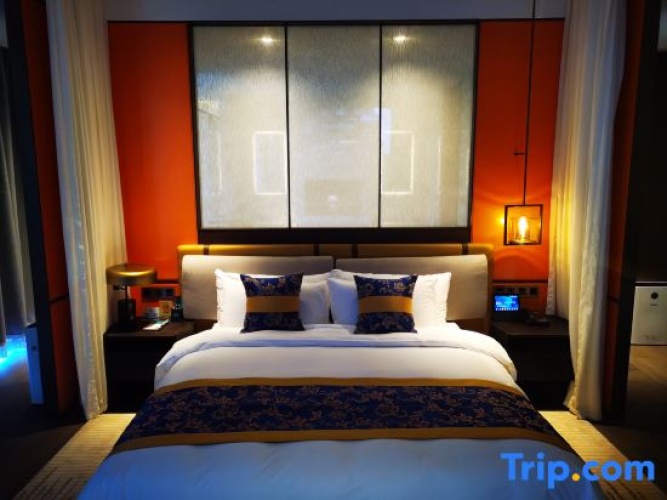 Deluxe Suite with lake view