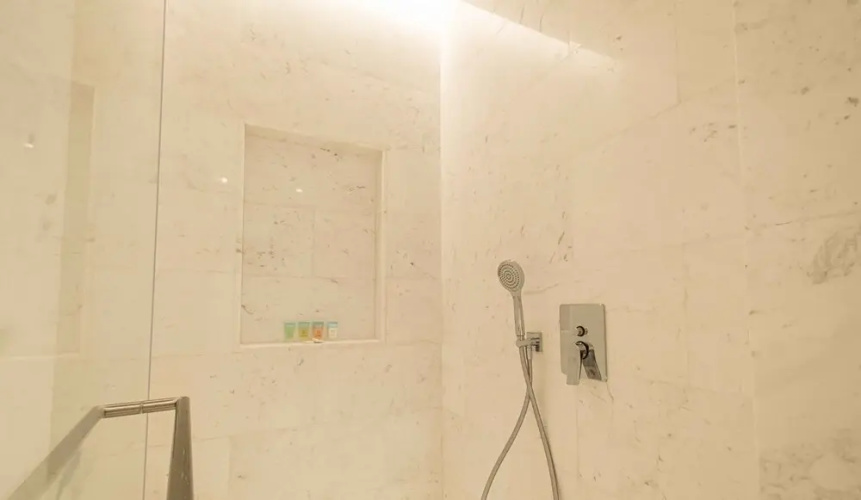 LUX Iconic Views at Palm Tower Suite 2