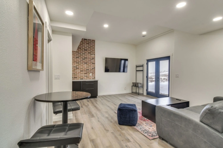 2 Bedrooms Apartment