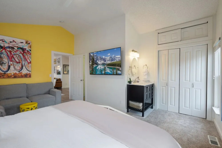 Pine Street Loft –Just steps from Old Town Square!