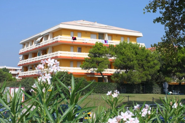 2 Bedrooms Apartment with garden view