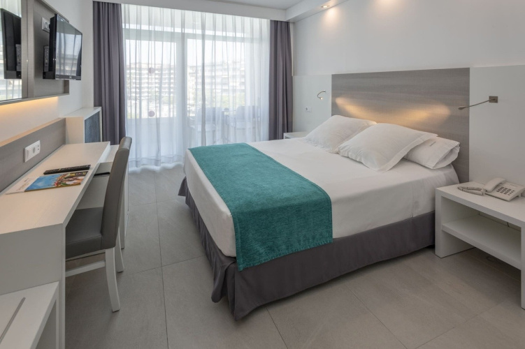 Double room with pool view