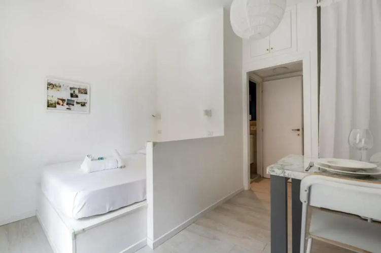 Guesthost - Bright Apt 600mt From Viale Zara!