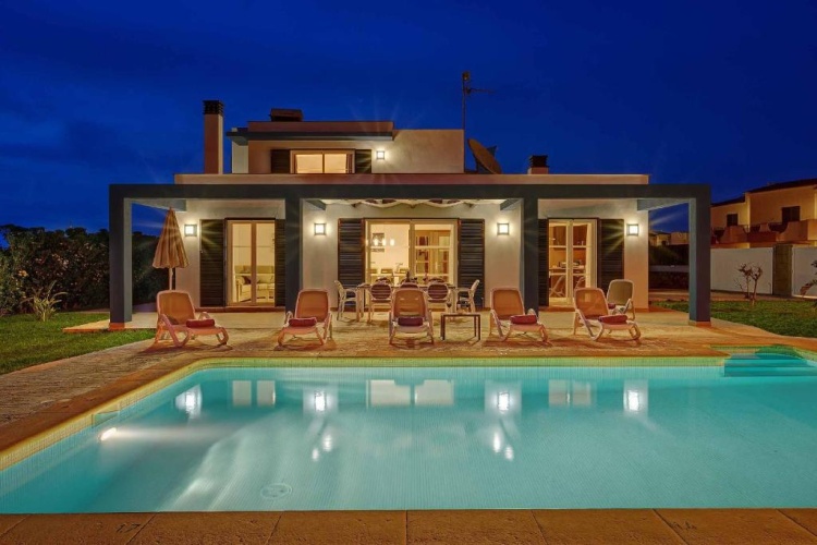 4 Bedrooms Villa