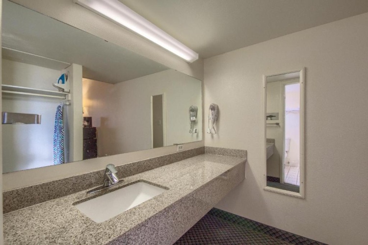 Americas Best Value Inn Uvalde photo 11