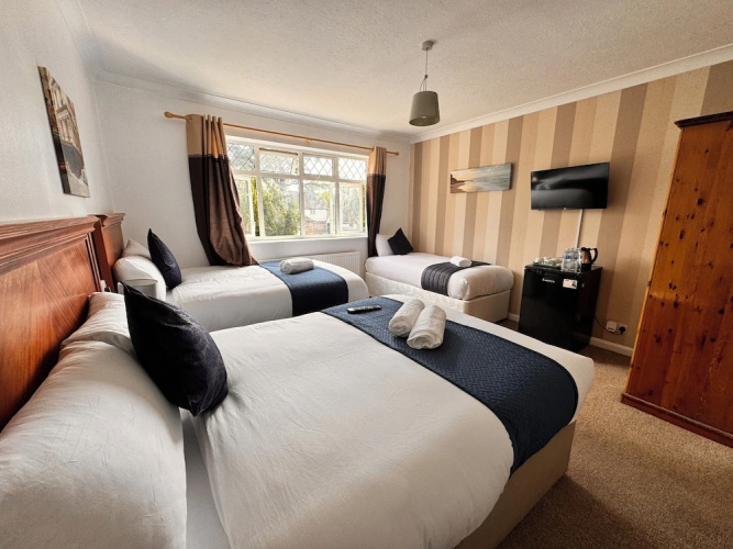 High Trees Gatwick Guest House