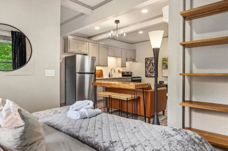 Apt on Town Square - Ultimate DT Fay Location!