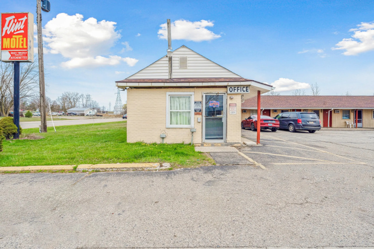 Flint Motel By Oyo Mi Near I-475 - Flint, MI