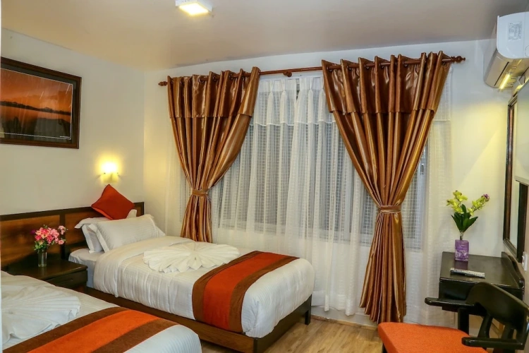 Deluxe Twin room with land view