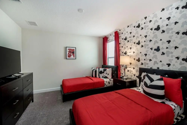 8 Bdrm 5 Bath Villa
