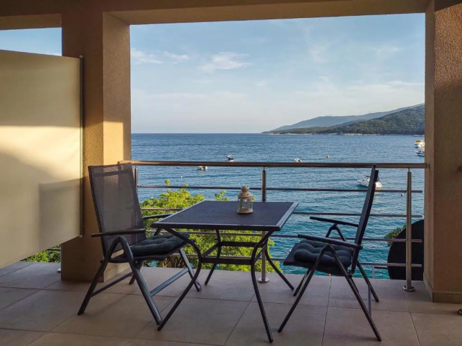Studio apartment above promenade w terrace & parking
