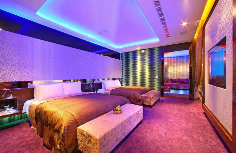 Le Chateau Hotel