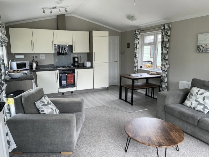 Beautiful and Tranquil Lakeside Lodge - Sleeps 5
