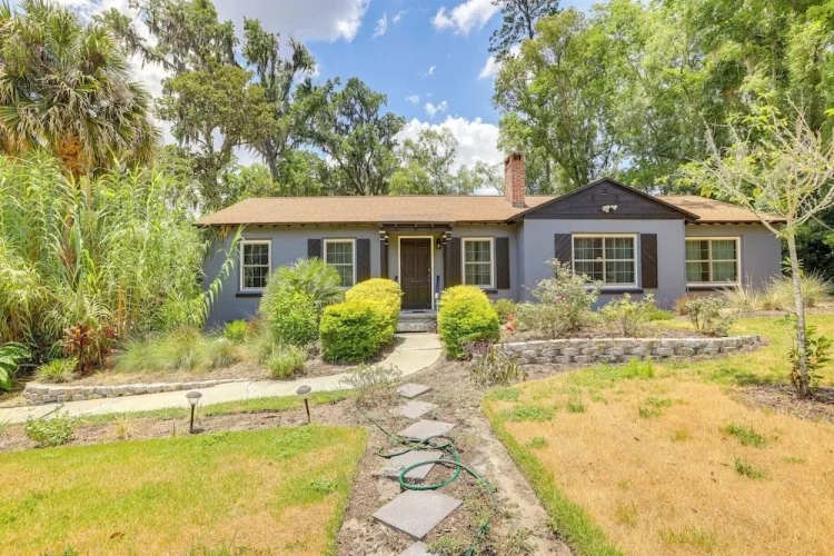 4 Bedrooms Cottage