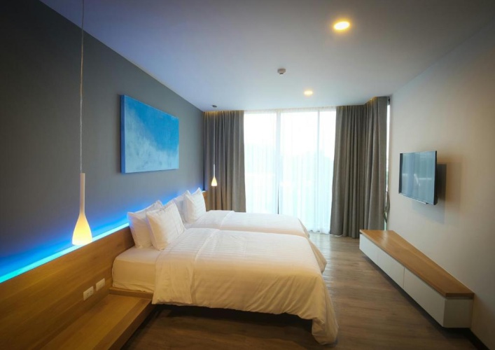 Standard Twin room with partial sea view