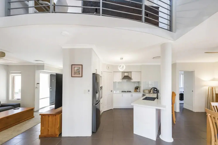 Stylish 3-bed Townhouse With Courtyard & BBQ