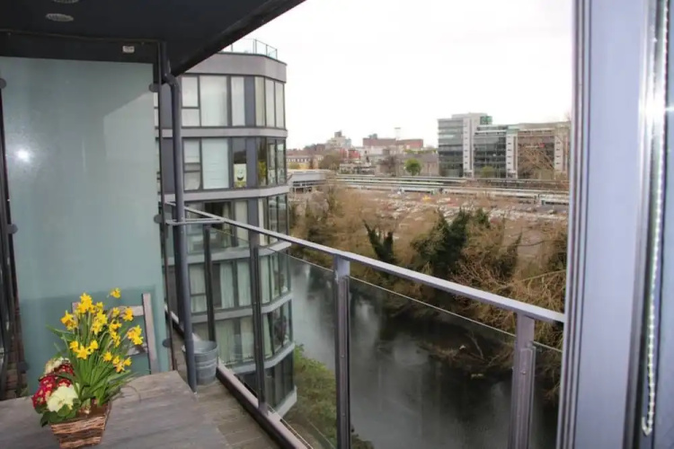Riverside 1 Bedroom Central Flat