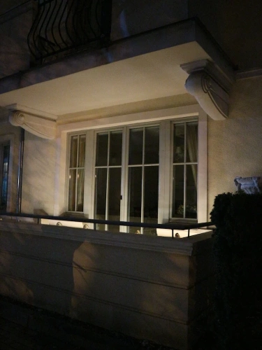 1 Bedroom Family Basement Apartment with balcony