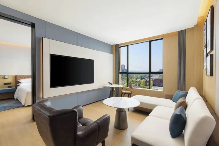 1 Bedroom Suite with lake view