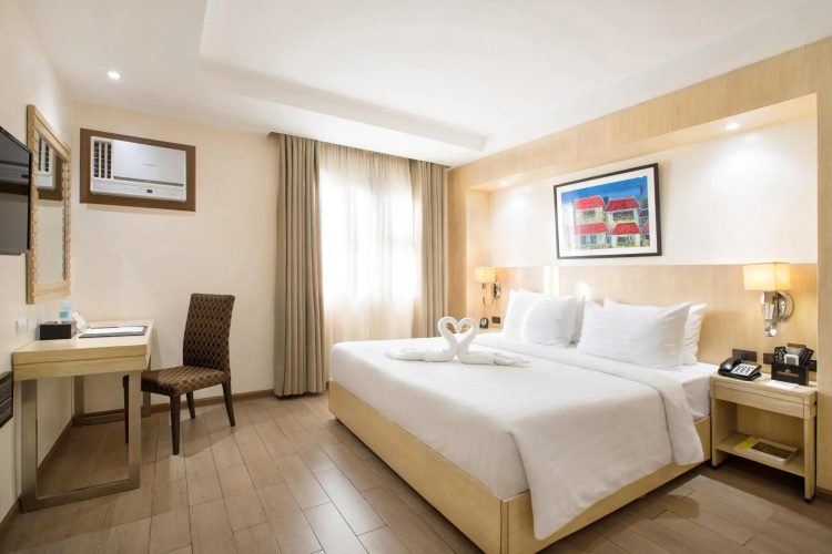 Golden Prince Hotel and Suites
