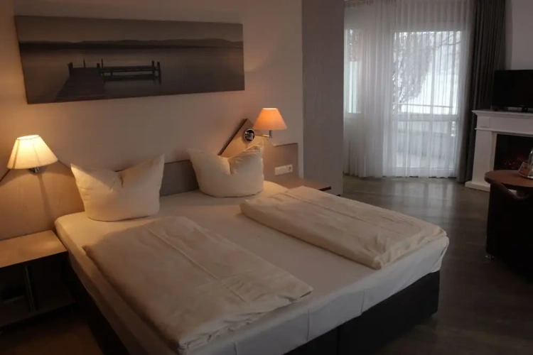 Standard Double room with balcony and with lake view
