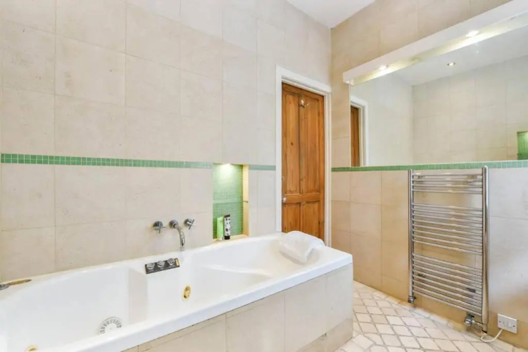 Groves 4 Bedroom, Shepherds Bush