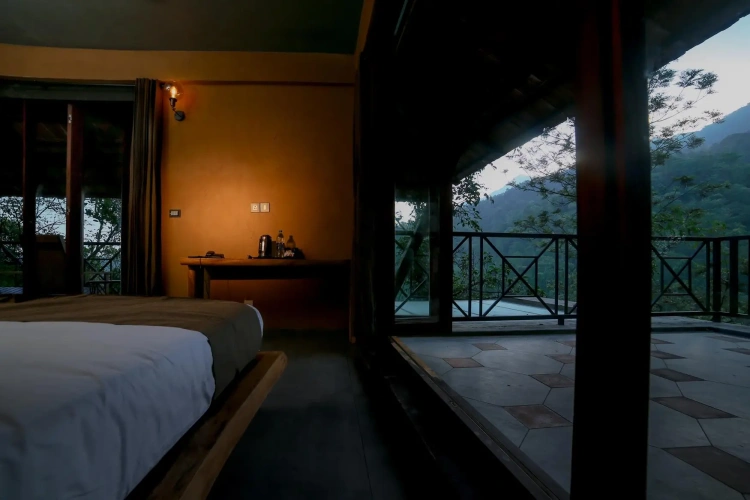 Standard room with mountain view