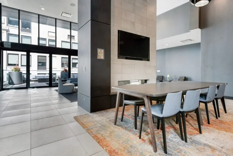 Apartment in The Loop Great Amenities Near Shops