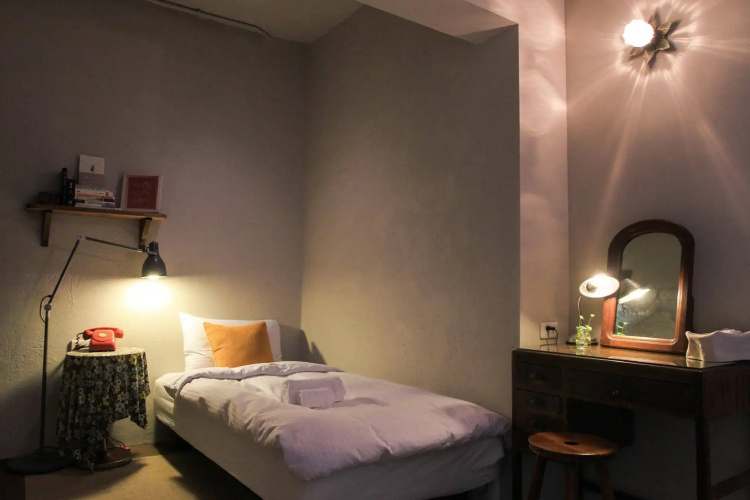Solo Singer Hotel